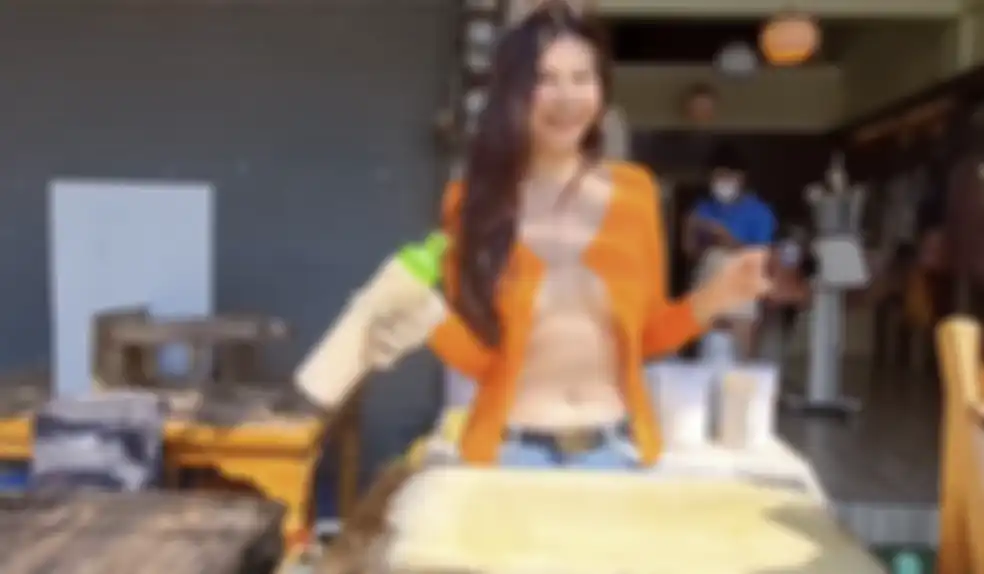 Foto mahasiswi cantik tanpa bra hingga membuat belahan dadanya tersembul dengan jelas telah memicu protes dari warga setempat.