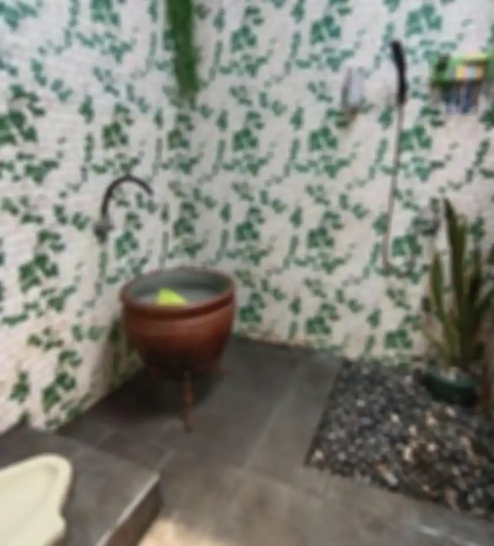 Desain kamar mandi sederhana nan murah tampak bersih kemilau karena trik begini. Kloset jongkok disorot. 8 foto estetiknya jadi bukti.