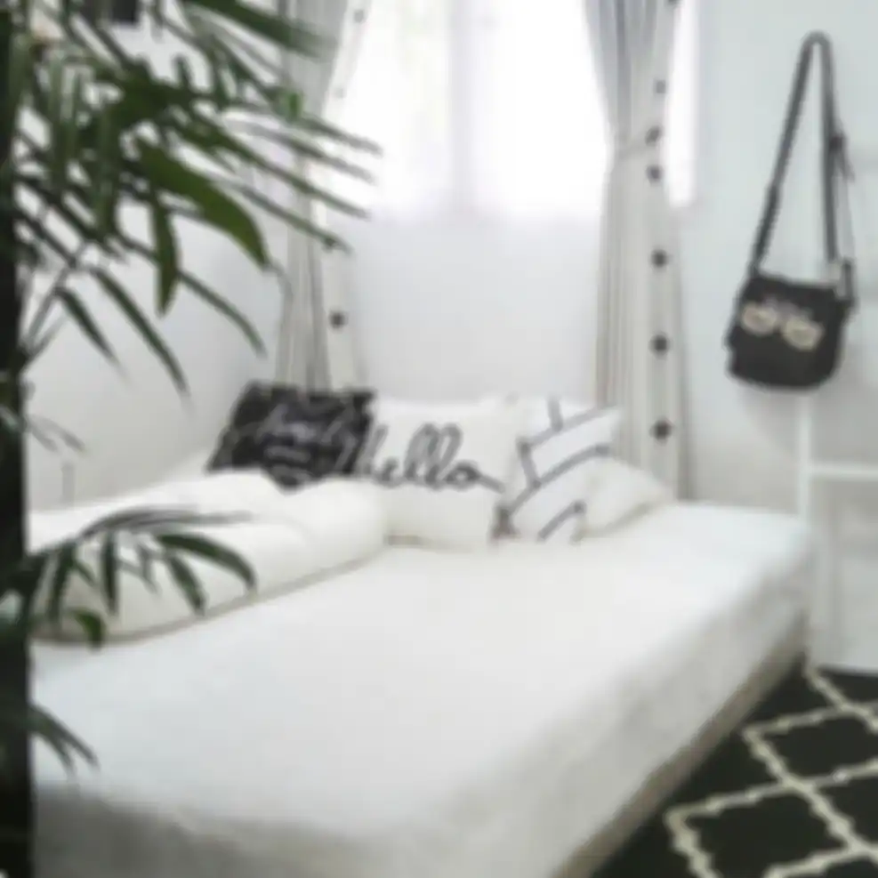 Desain kamar tidur sederhana tapi mewah ini bikin Ibu-ibu jadi malas kemana-mana. Intip 9 foto estetiknya yuk. Nyaman abis, kan?