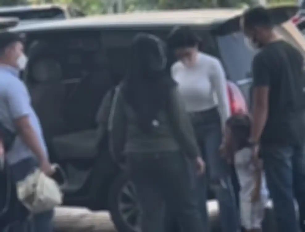 Arkana anak bungsu Nikita Mirzani menangis disuruh masuk mobil polisi. Begini nasibnya sekarang. Netizen banjir cibiran.