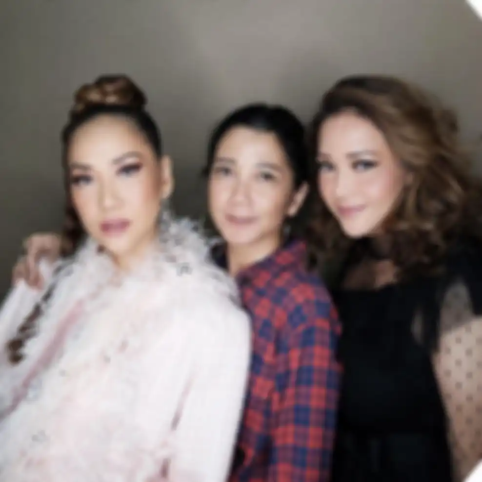 Foto bersama BCL, Maia Estianty dan MUA Bumiauw. BCL mengajak sang putra, Noah Sinclair, untuk mengunjungi makam Ashraf Sinclair. BCL cueki doa Maia Estianty.