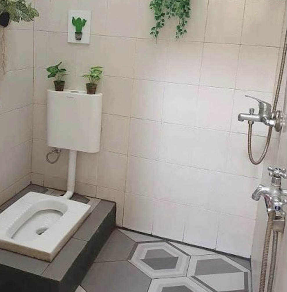 Desain kamar mandi modern WC jongkok tetap bisa memunculkan kesan aesttehtic dengan cara begini. Lihat 10 foto hasilnya yuk. 