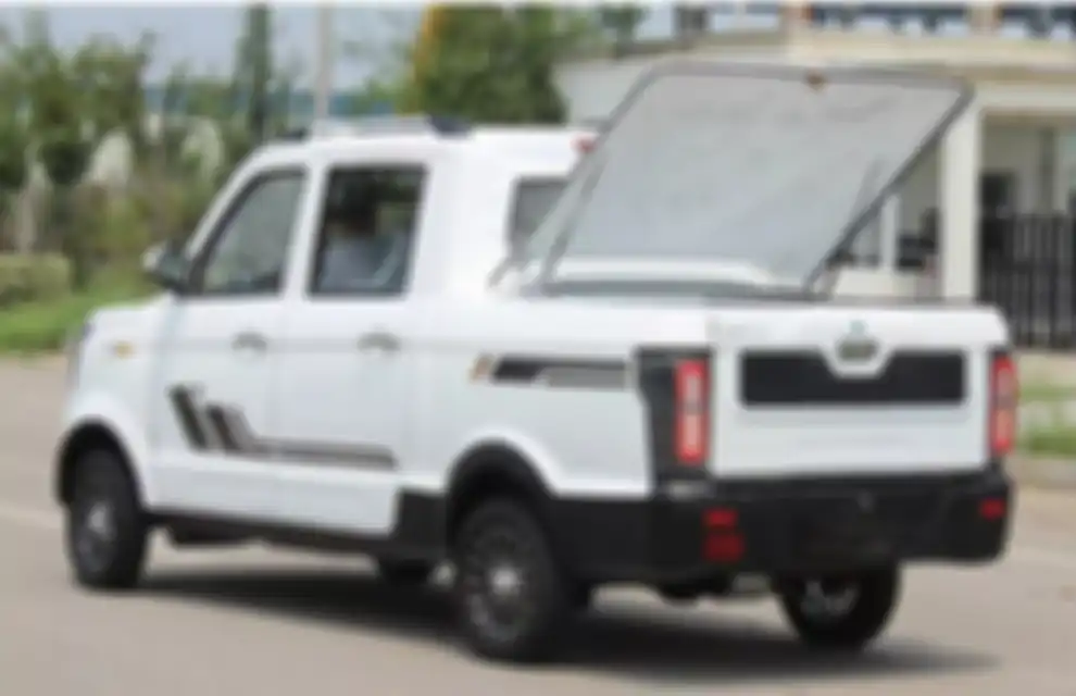 Tampak samping dan belakang mobil listrik F-50.
