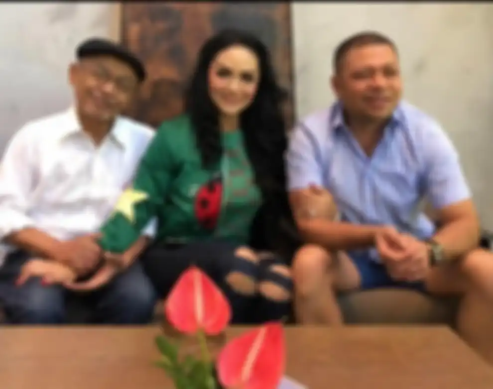 Raul Lemos menangis saat ditinggal pergi orang yang bisa bikin dia tersenyum di depan kamera untuk selamanya. 