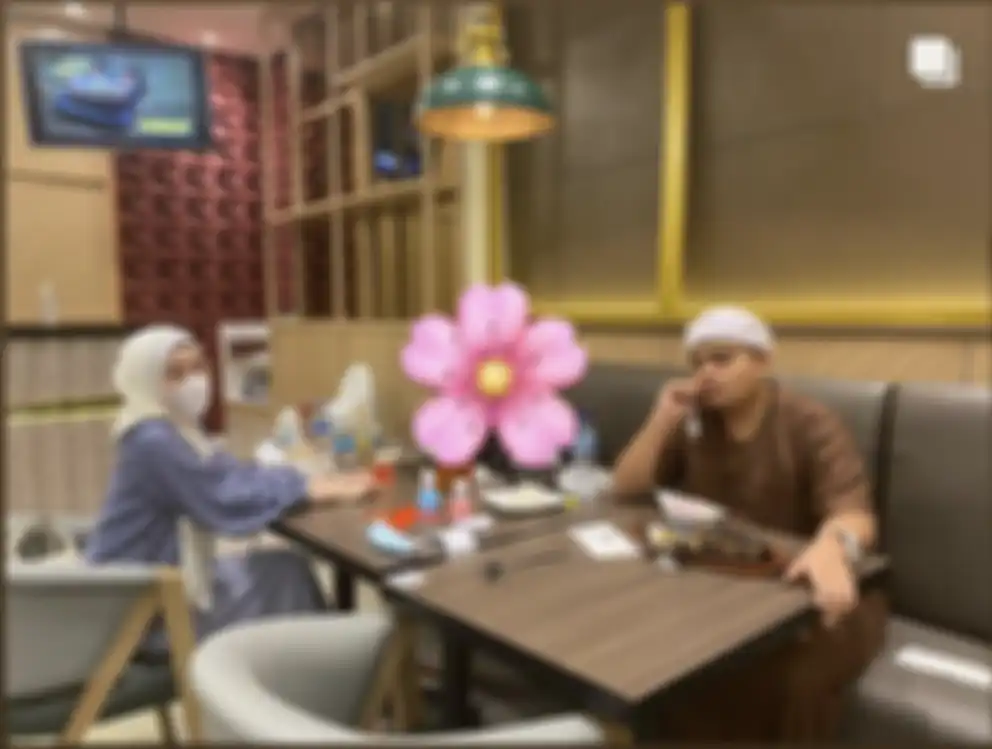 Setelah mendapatkan kabar Ameer Azzikra meninggal dunia, Larrissa Chou kembali mengunggah 5 foto kenangan almarhum. 