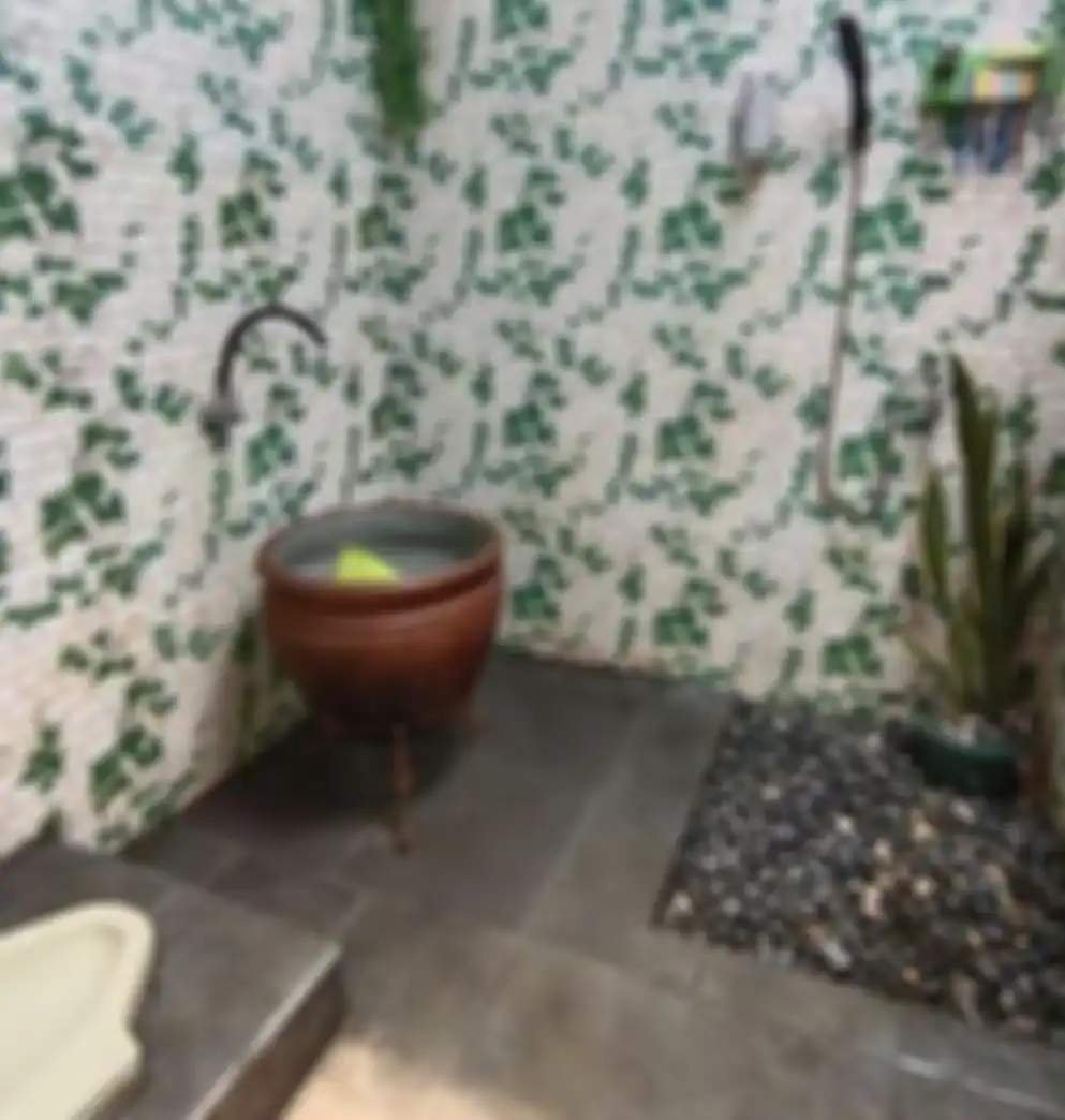 Desain kamar mandi sederhana nan murah tampak bersih kemilau karena trik begini. Kloset jongkok disorot. 8 foto estetiknya jadi bukti.