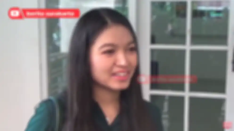 Tampilan Selvi Ananda saat ambil rapor Jan Ethes