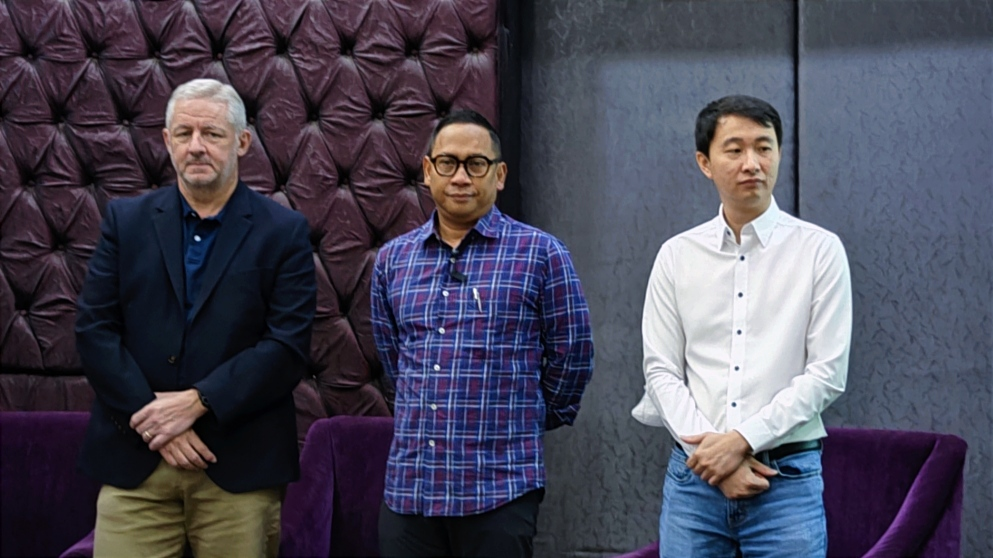 Oscar Darmawan, CEO Indodax (Kiri), dalam acara diskusi panel bersama Jerry Soper, Head of Ericsson Indonesia (Kanan) dan Hermansjah Haryono, CEO Surge, Selasa (6/12).