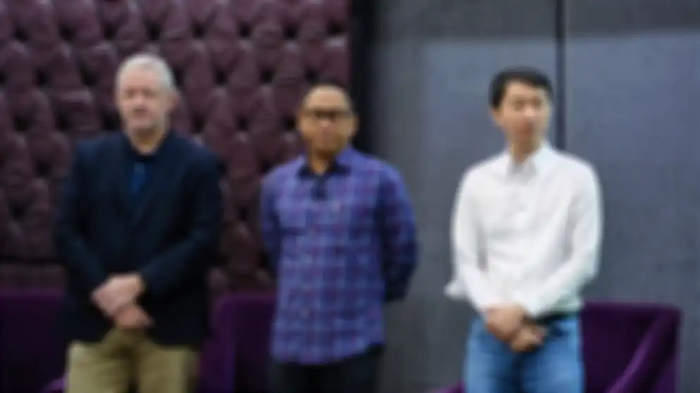 Oscar Darmawan, CEO Indodax (Kiri), dalam acara diskusi panel bersama Jerry Soper, Head of Ericsson Indonesia (Kanan) dan Hermansjah Haryono, CEO Surge, Selasa (6/12).