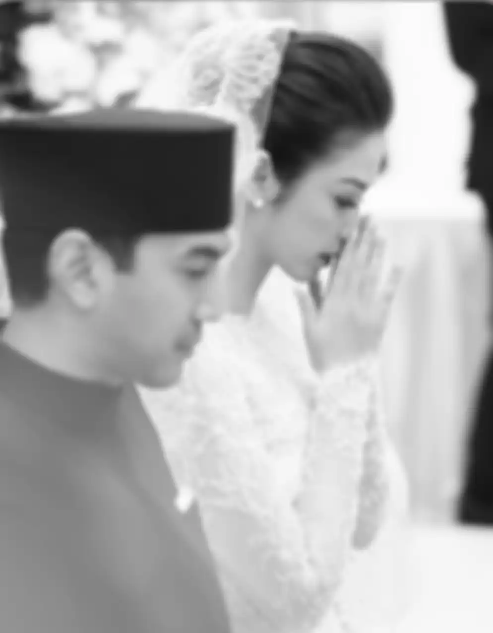 Foto Velove Vexia yang menikah diam-diam itu sontak mengagetkan publik. Banyak artis papan atas yang berebut memberikan ucapan selamat. 