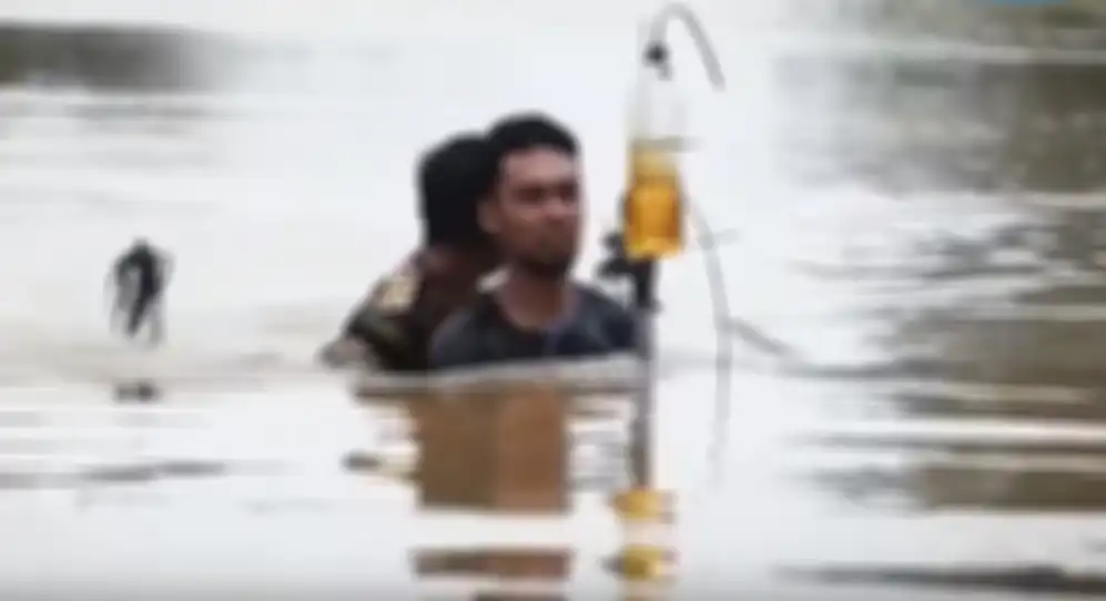 Motor amfibi bisa berenang sampai leher pengendara