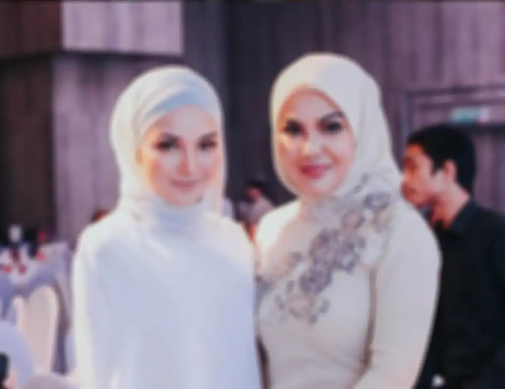 Aktris asal Malaysia Datin Seri Umie Aida (kanan) yang memperbolehkan suaminya poligami karena merasa dirinya tidak sempurna