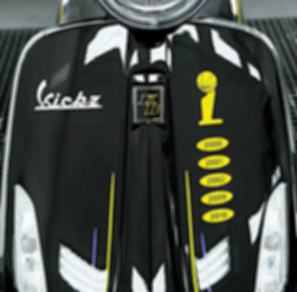 Emblem Piaggio diganti Kickz dan ada tahun Kobe Bryant juara NBA.