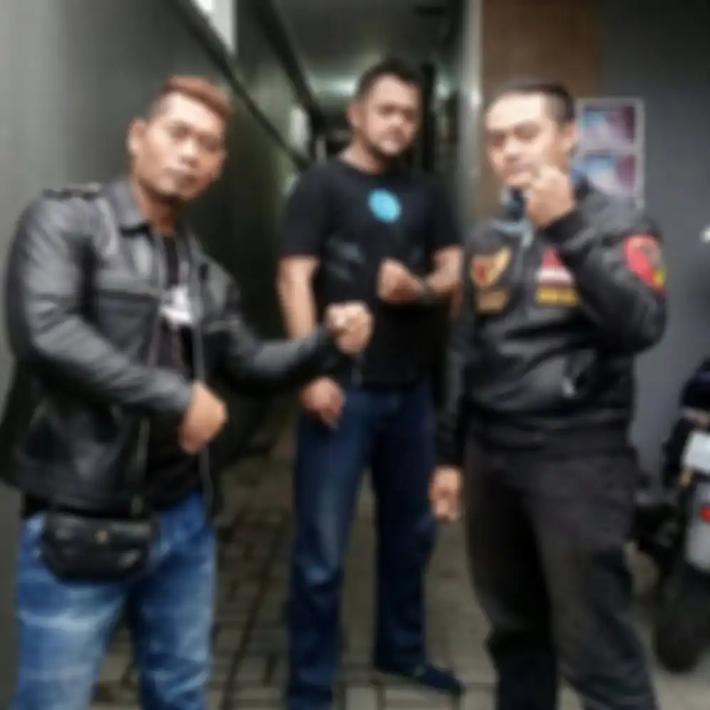 Arif Ferdini penyebar video hoaks Ade Armando ditangkap polisi. Foto Arif bareng Anies Baswedan langsung digeruduk. 
