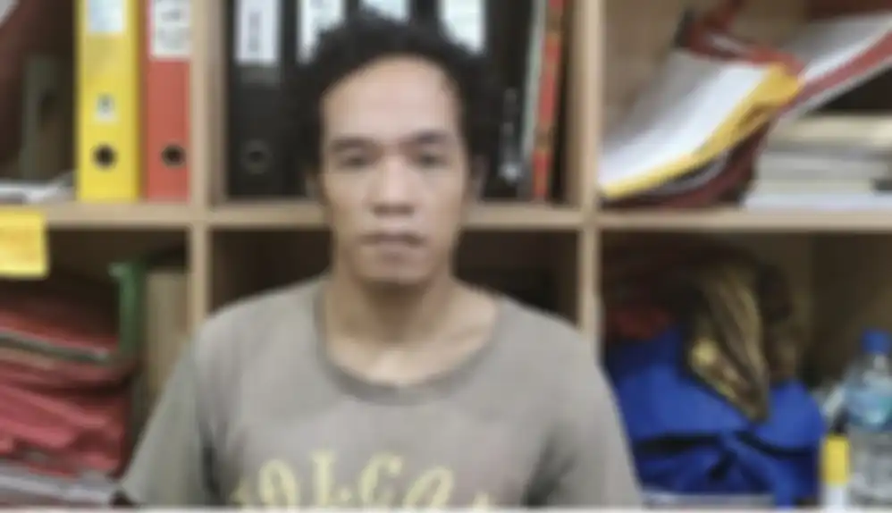Bandar narkoba yang merasa dicepuin beri pelajaran ke teman sindikatnya hingga tewas. Begini foto tampang pelaku usai dicokok polisi.