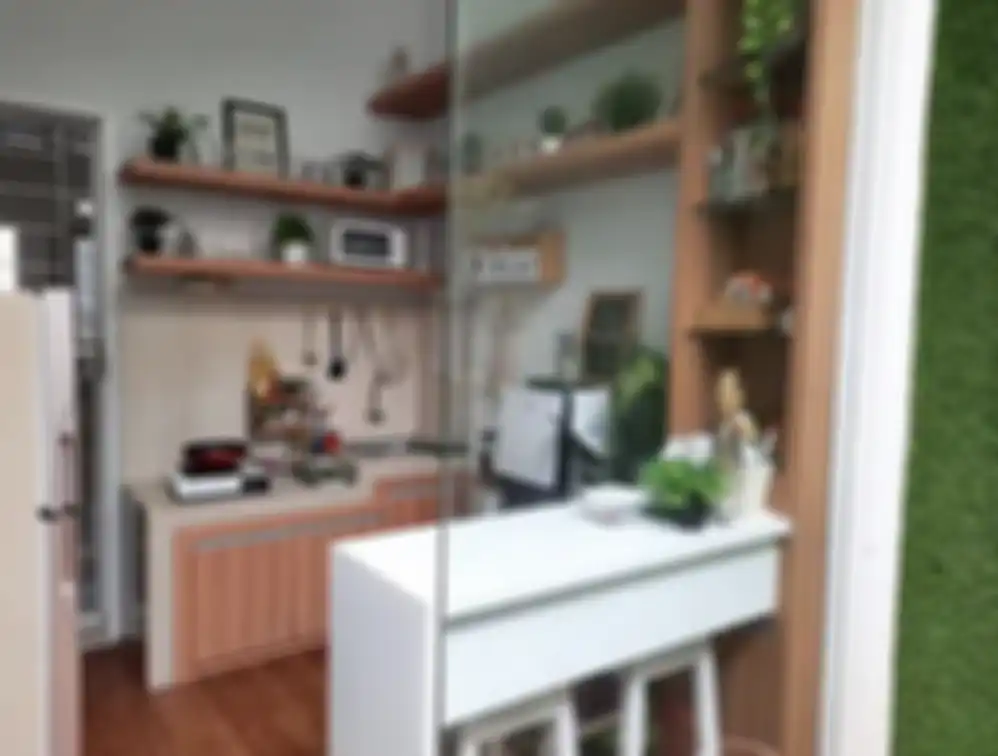 Desain dapur kecil terbuka di belakang rumah bikin mood Ibu-ibu makin happy. Terang saja Ibu RT sampai tanya-tanya terus. Ini 12 foto cantiknya.