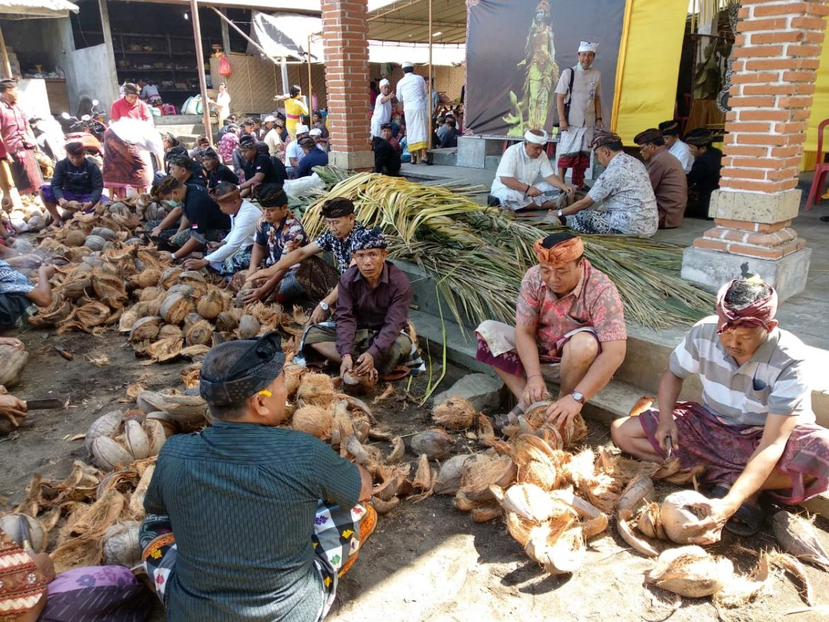 Inilah Kegiatan Gotong Royong yang Dilakukan Tradisi Ngayah di Bali