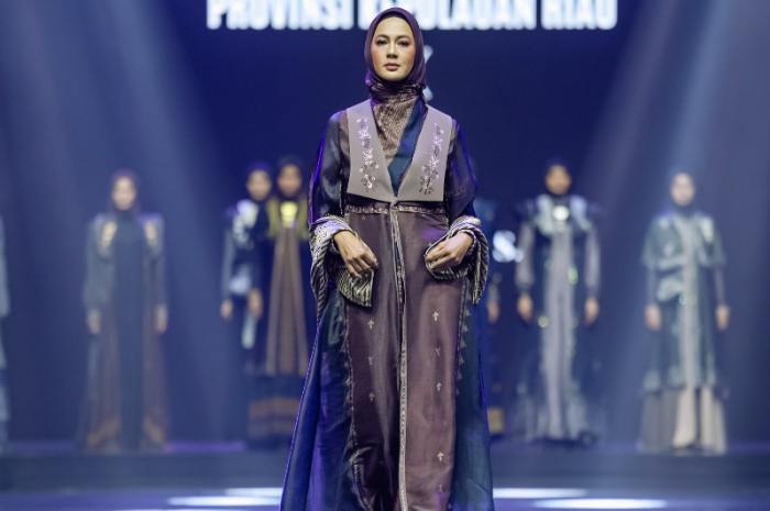 Kresloda yuzma-yuz otirganda sikish