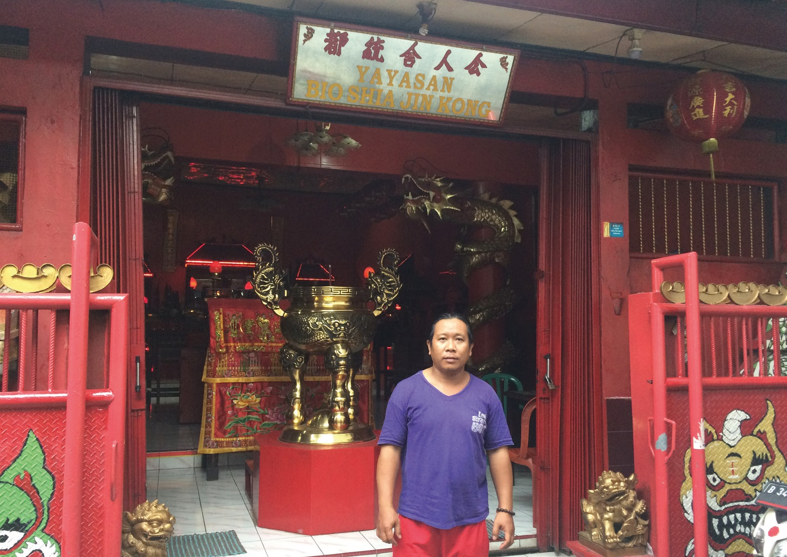 Kisah Teddy Candra Jaya, Pria Muslim yang Menjaga Kelenteng Shia Jin Kong  Jatinegara | Intisari