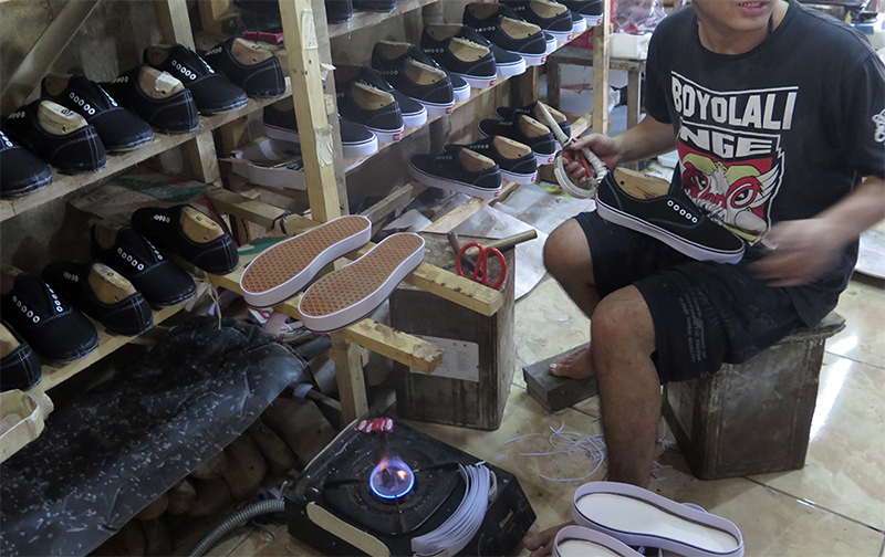 Mengintip Pabrik Sepatu Vans KW di Tangerang