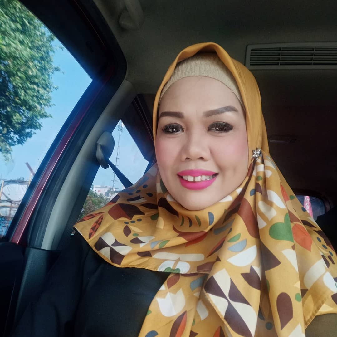 unggah-foto-dengan-teman-artis-yang-disebut-tak-pansos-dan-halu-elly