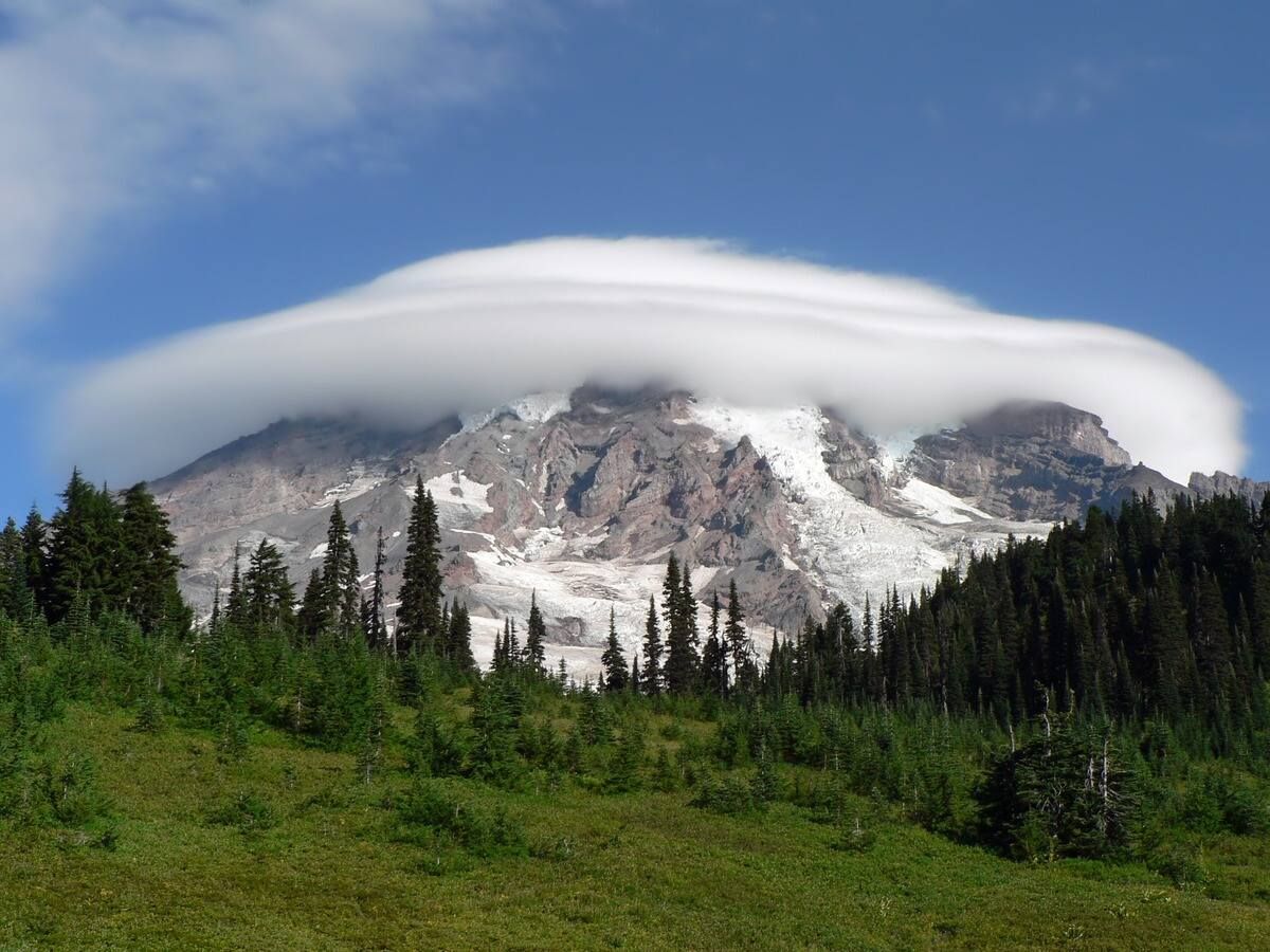 Mengenal Awan Lenticular, Fenomena Alam yang Muncul di Pegunungan - Semua Halaman - Bobo