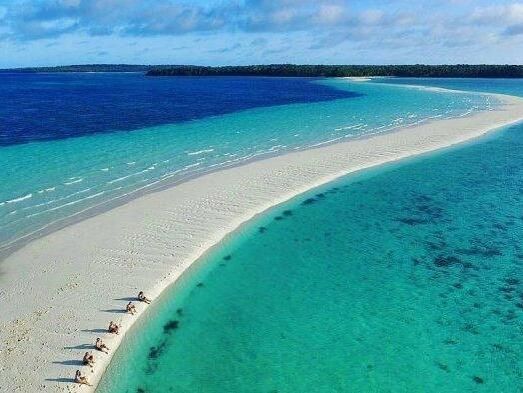 Fenomena Alam Pantai Memanjang, Inilah Keindahan Pantai Ngurtafur di Maluku  - Semua Halaman - Bobo