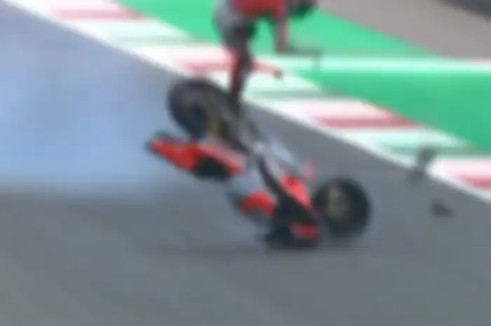 Michele Pirro terlempar dari motornya