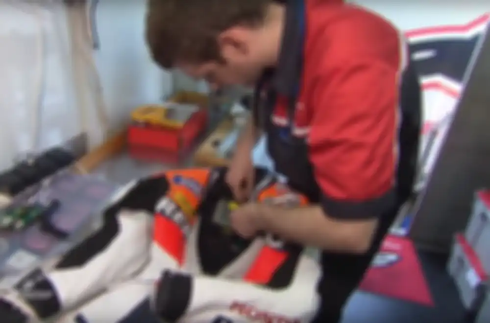 Wearpack pembalap Repsol Honda sedang diperiksa oleh teknisi