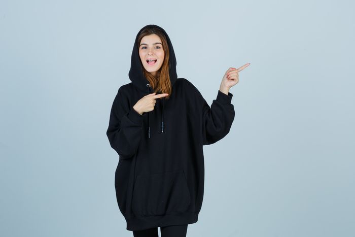 Ilustrasi memakai hoodie