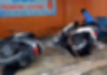 Kapok Deh.. Ternyata Banyak Efek Negatif Mencuci Motor Sambil Dimiringkan