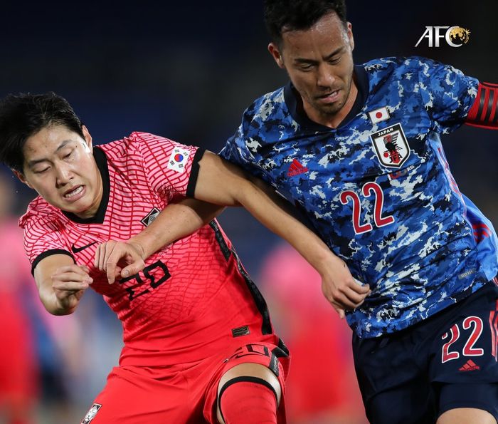 Jepang menang 3-0 atas Korea Selatan dalam laga persahabatan internasional di Nissan Stadium, Yokohama pada Kamis (25/3/2021). Maya Yoshida Sedang Berduel