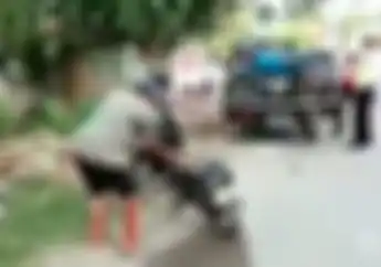Buseh! Kakek Ini Bakar Motornya Karena Ditilang Polisi