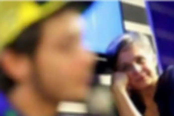 Stefani Rossi, Ibu Valentino Rossi, menatap dari samping