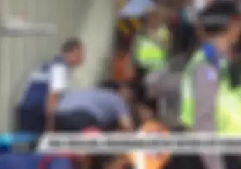 Bikin Ngilu, Video Truk Kontainer Terguling, Pengendara Motor Tertimpa Peti Kemas