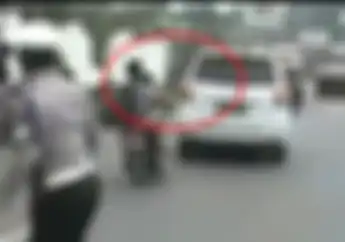 Ngeri Banget, Video Pemotor Enggak Pakai Helm Kabur Saat Mau Distop Polisi, Tapi Malah Tabrak Mobil 