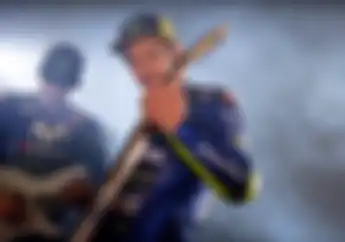 Video Valentino Rossi dan Maverick Vinales Ngeband Bareng Mainin Lagu Rock