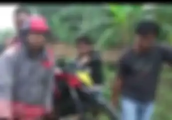 Video Detik-detik Polisi Gerebek Rumah Pelaku Curanmor, Isi Rumah Kayak Bengkel