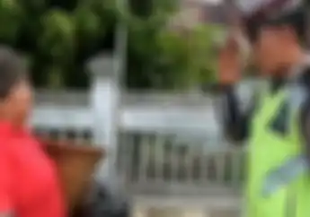 Video Ibu-ibu Enggak Terima Ditilang Polisi, Enggak Tahunya Anak Kandungnya Sendiri