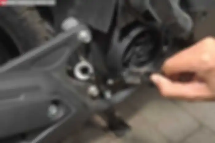 Ilustrasi ganti oli motor.