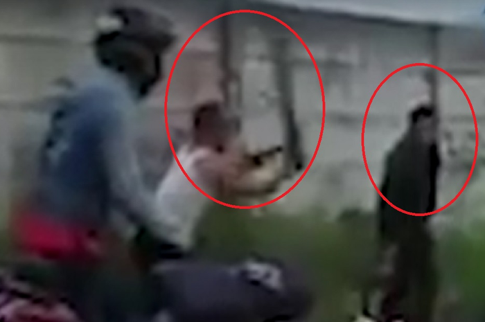 (lingkar merah) kiri warga yang gebuk pakai balok dan (merah kanan) maling motor