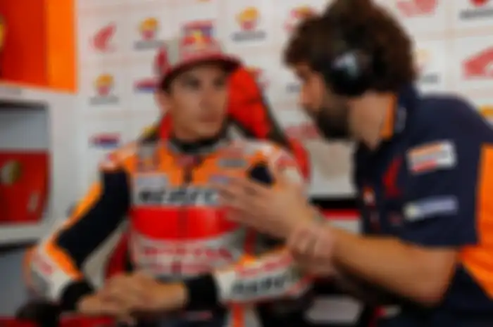 Marc Marquez bersama kepala mekaniknya, Santi Hernandez
