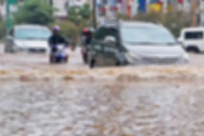 Motor dan mobil terabas banjir