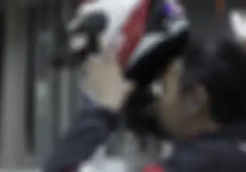Naik Motor Sambil Pakai Earphone, Boleh Gak Sih? Begini Penjelasan Polisi