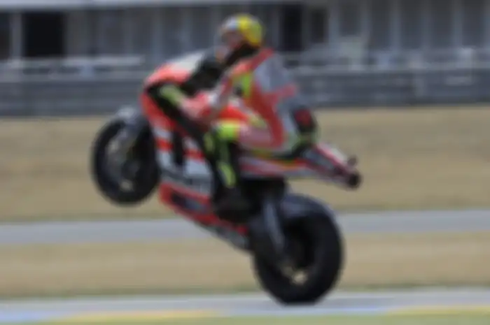 Valentino Rossi di atas Desmosedici GP11