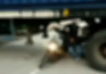 Jalannya Dihalangi, Pemotor Nekat Tuntun Motor Lewat Kolong Truk