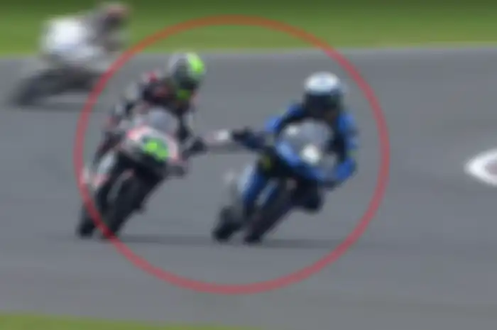 Romano Fenati menendang Niklas Ajo di Moto3 2015