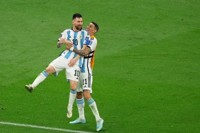 Angel Di Maria memeluk Lionel Messi usai cetak gol di final Piala Dunia saat timnas Argentina melawan Prancis (18/12/2022). Messi dan Di Maria dijamin masuk skuad untuk Copa America 2024.