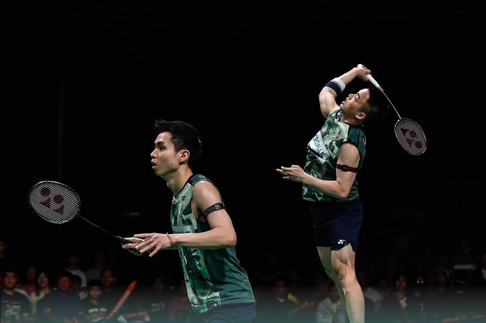 Ganda putra Malaysia, Aaron Chia/Soh Wooi Yik dalam penampila melawan Xie Hao Nan/Zeng Wei Han pada final Kejuaraan Beregu Asia 2024 antara Malaysia vs China di Setia City Convention Centre, Shah Alam, Malaysia, Minggu (18/2/2024).