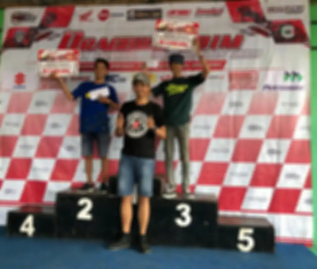 Yudha AP (kiri) dan Asep Robot (kanan) raih juara umum di drag bike cimahi foto bersama H. Rio Teguh Pribadi